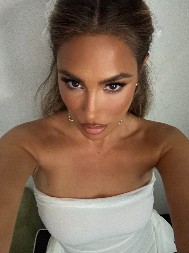 SENIDAH IZAŠLA NA BINU U NIKAD VIĐENOM IZDANJU Pevačica potpuno promenila izgled