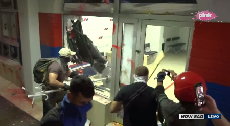 ODREĐEN PRITVOR BLOKADERIMA ZBOG NAPADA NA SLUŽBENA LICA U NOVOM SADU Terete se za pokušaj teškog ubistva