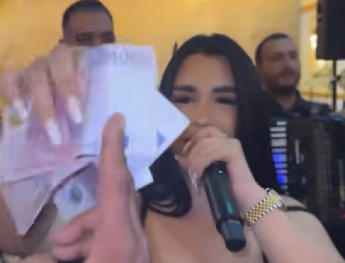 ZA TRI SEKUNDE UZELA 2.000 EVRA Uz ovu pesmu se nizale ljubičaste novčanice! (VIDEO)
