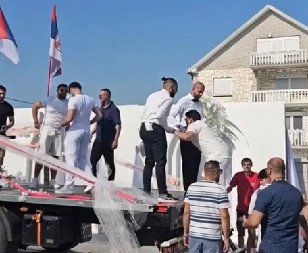 SVADBA KOJA JE SRBIJU BACILA U TRANS Haos u Obrenovcu, gosti stigli KAMIONOM, a poklon za mladence zapalio mreže! (VIDEO)