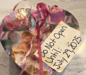 NEVEROVATNO OTKRIĆE POSLE 25 GODINA Žena konačno otvorila svadbeni poklon, kad je videla šta je u kutiji, slomila se na komade! (VIDEO)