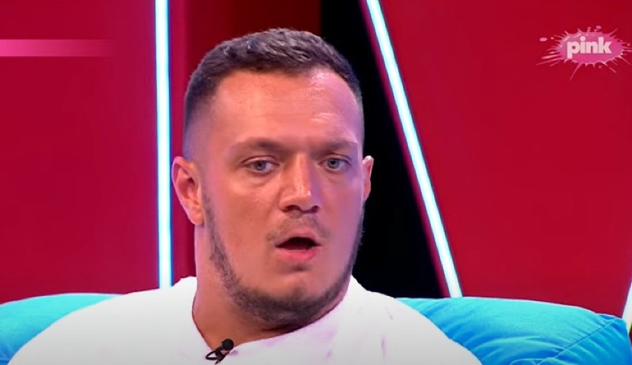 GASTOZ VRŠIO NUŽDU U AUTOMOBILU Taksista iz Beograda šokirao tvrdnjama: "Želim da mi nadoknadi 150 evra!" (VIDEO)