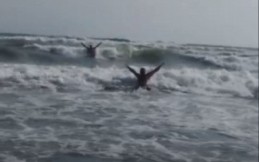 POLICAJAC IZ NOVOG PAZARA POSTAO HEROJ U ULCINJU Spasao ženu iz podivljalog mora, kamera snimila podvig (VIDEO)