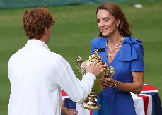 ŠOK U KRALJEVSKOJ PORODICI Kejt Midlton postala plavuša, izgledala kao potpuno DRUGA žena, slike obišle ceo svet