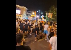 GAĐALI KAMENJEM POLICIJU I GRAĐANE U VRBASU Uhapšena dvojica muškaraca