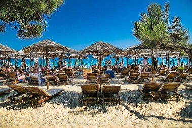 NEVIĐENI SKANDAL NA PLAŽI U GRČKOJ Golotinja izazvala krvavi obračun pred decom, policija jedva smirila besne turiste!