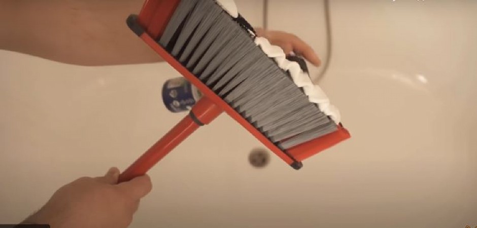 SVI KORISTE NJEN TRIK ZA SAVRŠENO ČISTO KUPATILO Samo je penu za brijanje nanela na metlu i uradila ovo