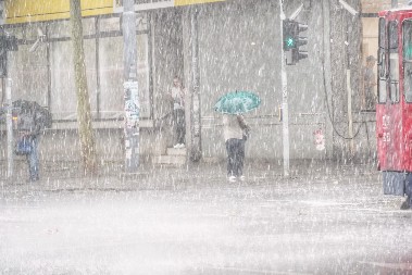 NEVREME ĆE TRAJATI DANIMA: Olujni talas stiže u Srbiju, Beograd na udaru – RHMZ izdao hitno upozorenje