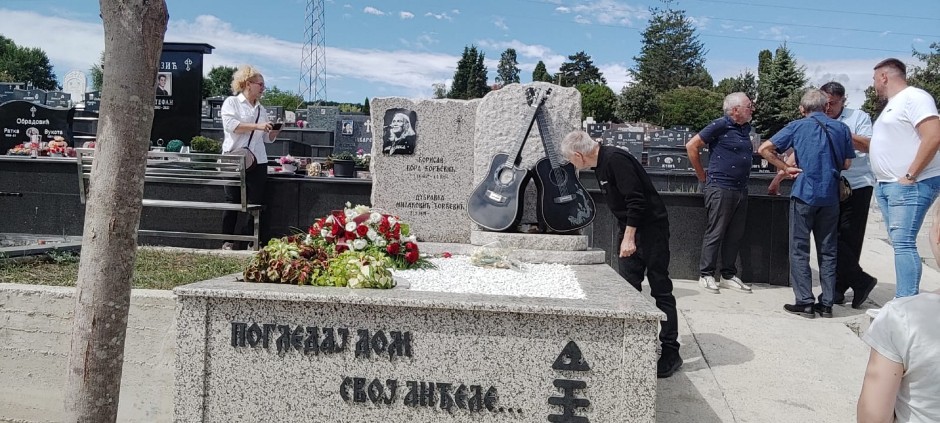 ČAČAK DANAS PLAČE Obeležava se godišnjica smrti Bore Đorđevića, evo ko je prvi stigao na grob (FOTO/VIDEO)