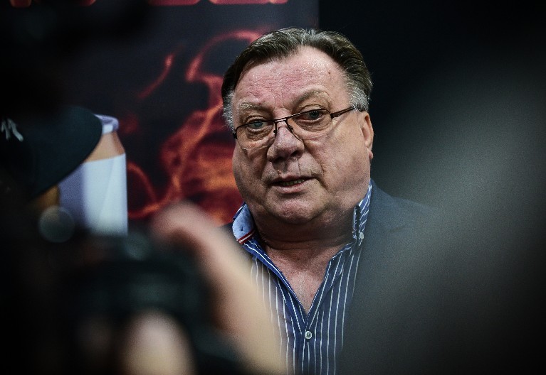 I NE SLUTI ŠTA MU SE SPREMA Halid Bešlić leži na onkologiji, a ovo će ga sačekati kada se vrati kući