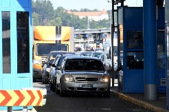 AMSS UPOZORAVA: Teretnjaci STOJE po 4 SATA na granici, a evo kakva je situacija za putnička vozila!