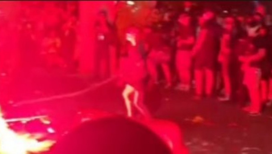 (UZNEMIRUJUĆI VIDEO) Ovako su blokaderi pokušali da spale Srbe kao nacisti Ruse u Odesi