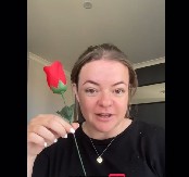 KUPILA SAM ĆERKAMA PLASTIČNE RUŽE Posle dva meseca slučajno sam videla šta se krije u cveću, umalo se nisam šlogirala!