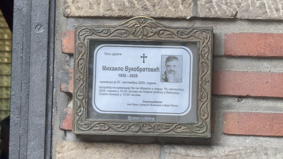 NA UMRLICI MIHAILA VUKOBRATOVIĆA POTPISANA SAMO 3 IMENA! Pored sina i supruge naveden je i on (FOTO)