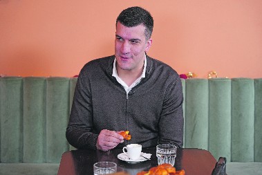 "KADA NEMATE PODRŠKU SVOG NARODA, ONDA TRČITE KOD STRANACA" Kešelj: Tražite sankcije protiv naše države, dno dna