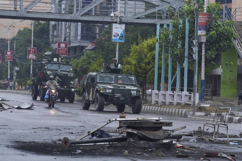 NEPAL U PLAMENU! Policija pucala na demonstrante, premijer podneo ostavku!
