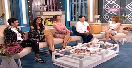 VODITELJKA (87) OTKOPČALA PANTALONE U EMISIJI! Gledaoci zanemeli od šoka! (FOTO)