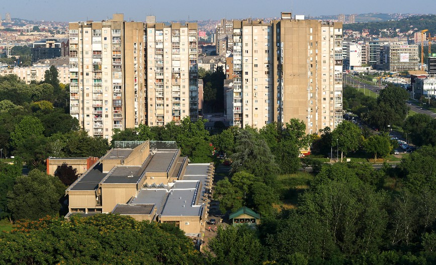 MISTERIJA U ZGRADI: Ko stavlja šnale i kopče pod tuđe tepihe? Komšinica tvrdi – UROCI!