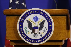 AMERIKA ŠALJE JASNU PORUKU! Ko se ruga smrti Čarlija Kirka – GUBI VIZU!