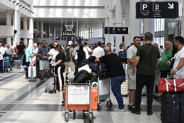 SKANDAL NA AERODROMU Putnica zaustavljena na skeneru zbog sumnjivog belog praha, službenici u panici! (FOTO)