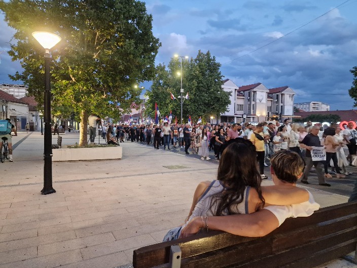 NAJLEPŠA FOTOGRAFIJA SA OKUPLJANJA GRAĐANA STIŽE IZ LESKOVCA:Ljubav i mir u prvom planu (FOTO)