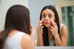 Evo kako da uklonite višak vode iz tela: Noge vam više neće biti otečene, a nestaće i kesice ispod očiju