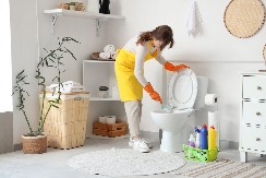 POJAVIO VAM SE CRNI KRUG OKO WC ŠOLJE? Prljavština će se skinuti kao od šale pomoću 1 sastojka iz kuhinje!