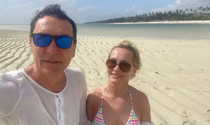 SKINULA SE U BIKINI, PA PRAVO U BAŠTU! Supruga poznatog glumca u šestoj deceniji pokazala telo (FOTO)