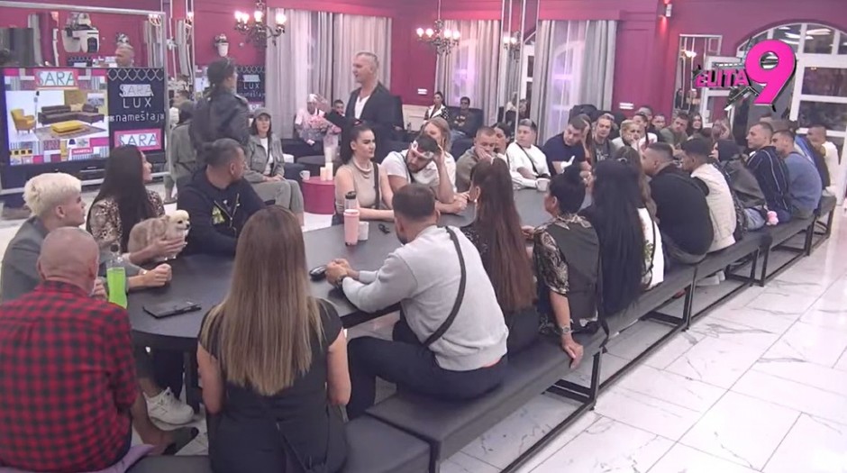 "BILA SAM DILER, TRI DEVOJKE SU RADILE ZA MENE" Učesnica Elite šokirala priznanjem: "Radilo se punom parom"