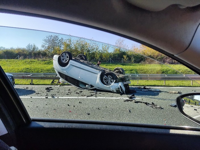 TRAGEDIJA KOD KNIĆA Vozač zaspao za volanom, poginula žena u sudaru!