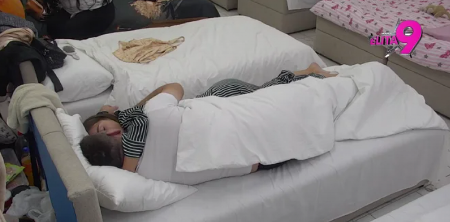 "ZAVRŠILA SAM KOD DOKTORA, ON JE GODIŠTE NJENOG OCA!" Zadrugarka smuvala 20 godina starijeg, njena majka besna