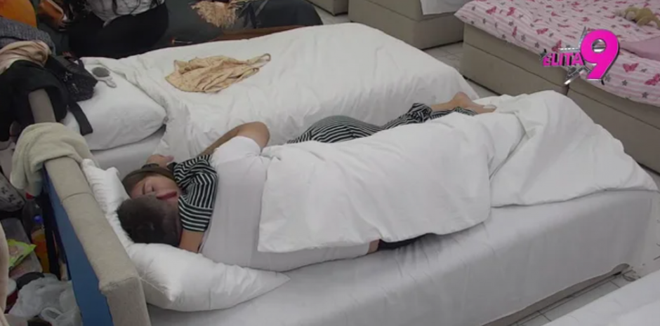 "ZAVRŠILA SAM KOD DOKTORA, ON JE GODIŠTE NJENOG OCA!" Zadrugarka smuvala 20 godina starijeg, njena majka besna