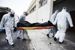 IZBO JE STARICU 26 PUTA, A ZATIM JE IZUDARAO ČEKIĆEM Policijaci bili zgranuti prizorom koji su zatekli u stanu u Nišu