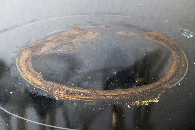 MASNOĆA I OGREBOTINE KVARE IZGLED INDUKCIONE PLOČE Očistite je za par sekundi pomoću dva sastojka - bez ribanja!