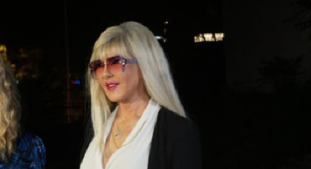 JAMI SE NE ODVAJA OD OVOG MUŠKARCA Svi se pitaju ko je on! (FOTO)