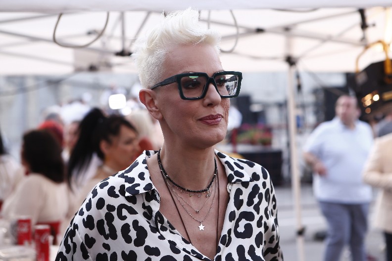 ''SIN VIŠE ZARAĐUJE OD MENE'' Iskreno priznanje naše pevačice, ima 16 godina, a mlati ogromne pare