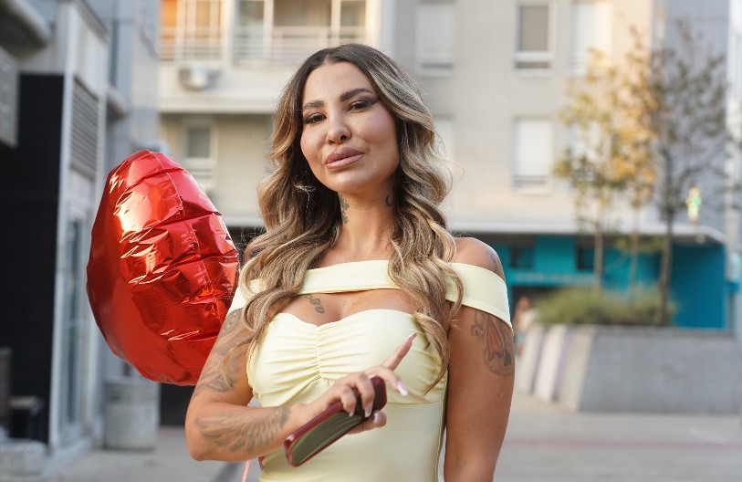 NI SAMU SEBE NE BI PREPOZNALA! Aneli Ahmić nije obrisala fotku pre estetskih operacija, fanovi u šoku