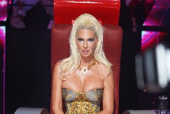 MORALA JE DA REAGUJE! Oglasila se Karleuša o vojnoj paradi, napisala samo jednu reč (VIDEO)