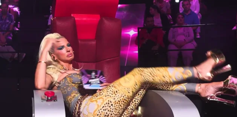 KARLEUŠA LEGLA U STUDIJU, DESINGERICA URLA, VIKI NE ZNA GDE JE Neviđeni haos u Pinkovim zvezdama, a ovo je razlog