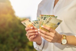 ZA 3 ZNAKA HOROSKOPA STIŽE BRDO PARA! Od danas dobijaju sve što požele, uspeh i moć su sada njihovi!