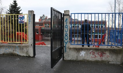 UHAPŠEN OTAC KOJI JE PRETIO NASTAVNICI U ŠKOLI Krio se mesecima