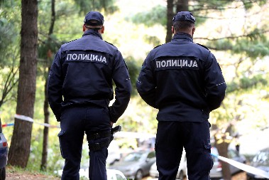 ŠESTORO TINEJDŽERA PRETUKLO BAKU NA ADI CIGANLIJI Nesrećnoj ženi slomili ruku i ukrali lančić!