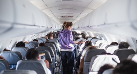 PRIMITIVNO I OPASNO PONAŠANJE ODVIJALO MI SE PRED OČIMA Putnica u avionu zgrožena onim što je radila žena ispred nje - mreže su se usijale od komentara