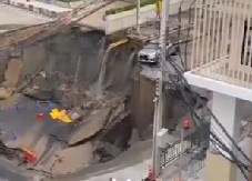 USRED GRADA OTVORIO SE KRATER OD 30 METARA Snimljen jeziv trenutak urušavanja ulice