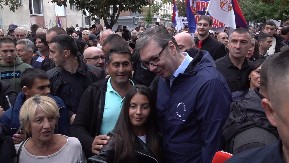 VUČIĆ JE DANAS BIO SA SVOJIM NARODOM Predsedniku građano tražili selfi, neki mu poručili: VOLIM VAS KAO SVOG SINA (VIDEO)