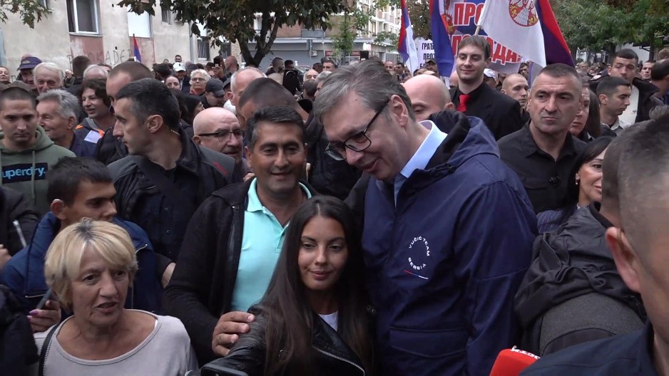 VUČIĆ JE DANAS BIO SA SVOJIM NARODOM Predsedniku građano tražili selfi, neki mu poručili: VOLIM VAS KAO SVOG SINA (VIDEO)