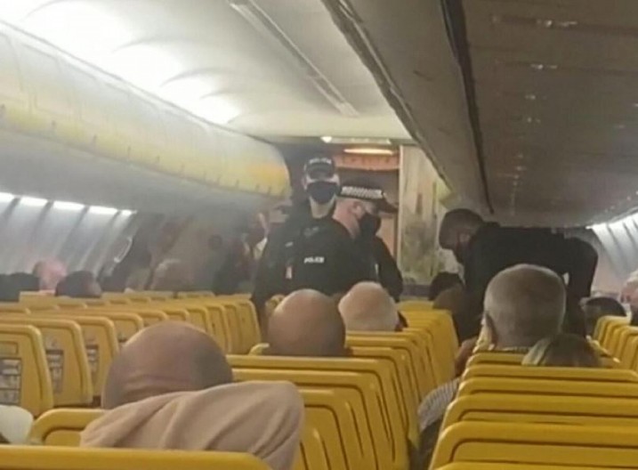 HAOS U AVIONU! Izbila tuča, pokušao da otvori vrata u letu, dete preklinjalo za pomoć: To je moj tata! (VIDEO)