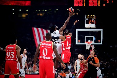 ON TAPKA LOPTU I... Rafalna paljba po jednom igraču Crvene zvezde