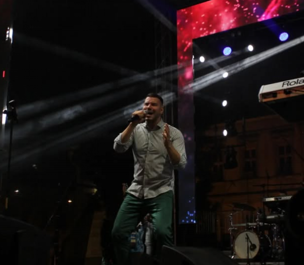 UMRLA BIVŠA DEVOJKA NAŠEG PEVAČA! Odjednom se srušila na njegovom nastupu, on nije mogao da dođe sebi