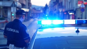 DVA UDESA U ISTOJ ULICI NA BANJICI, SAOBRAĆAJ STOJI Prvo se sudarili autobus i automobil, a potom se dogodio i lančani sudar četiri vozila